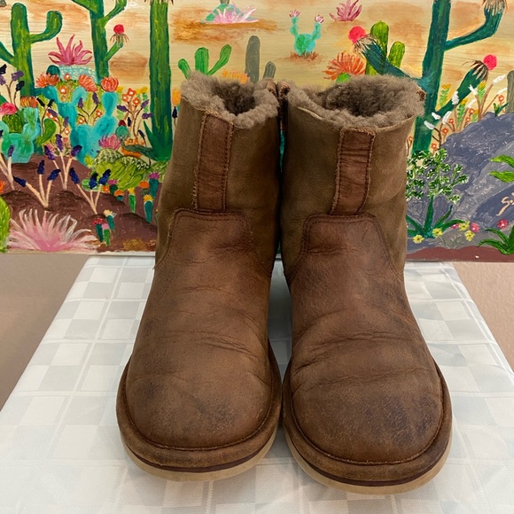 UGGS Women's Short Ankle Distressed Look Boots, Brown, 7-  7 1/2 - Picture 2 of 11